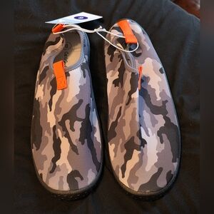 Big Kid Size 6 Slip On Swim Shoes In Camo